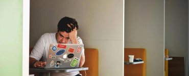 Navigating Economic Uncertainty with Adaptive Sales Strategies